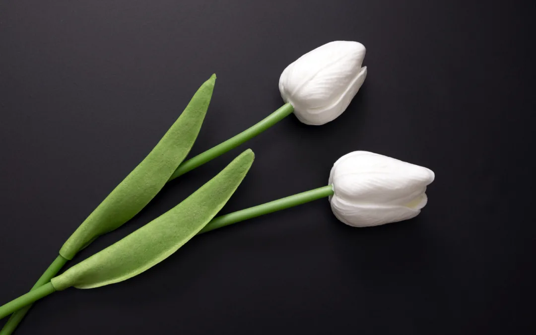 Personalizarea coroanelor și aranjamentelor florale în memoria celor dragi